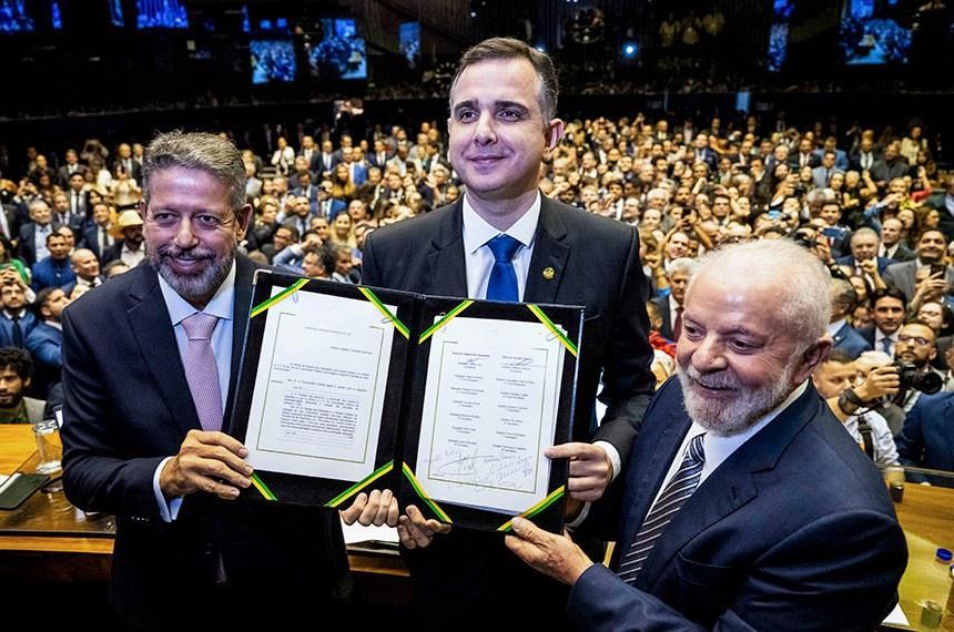 Da esquerda para direita: o presidente da Câmara, Arthur Lira (PP-PI); o presidente do Senado e do Congresso, Rodrigo Pacheco (PSD-MG); e o presidente da República, Luiz Inácio Lula da Silva (PT). 